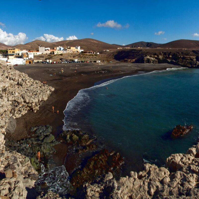 Ajuy, la spiaggia selvaggia di sabbia nera e le sue grotte